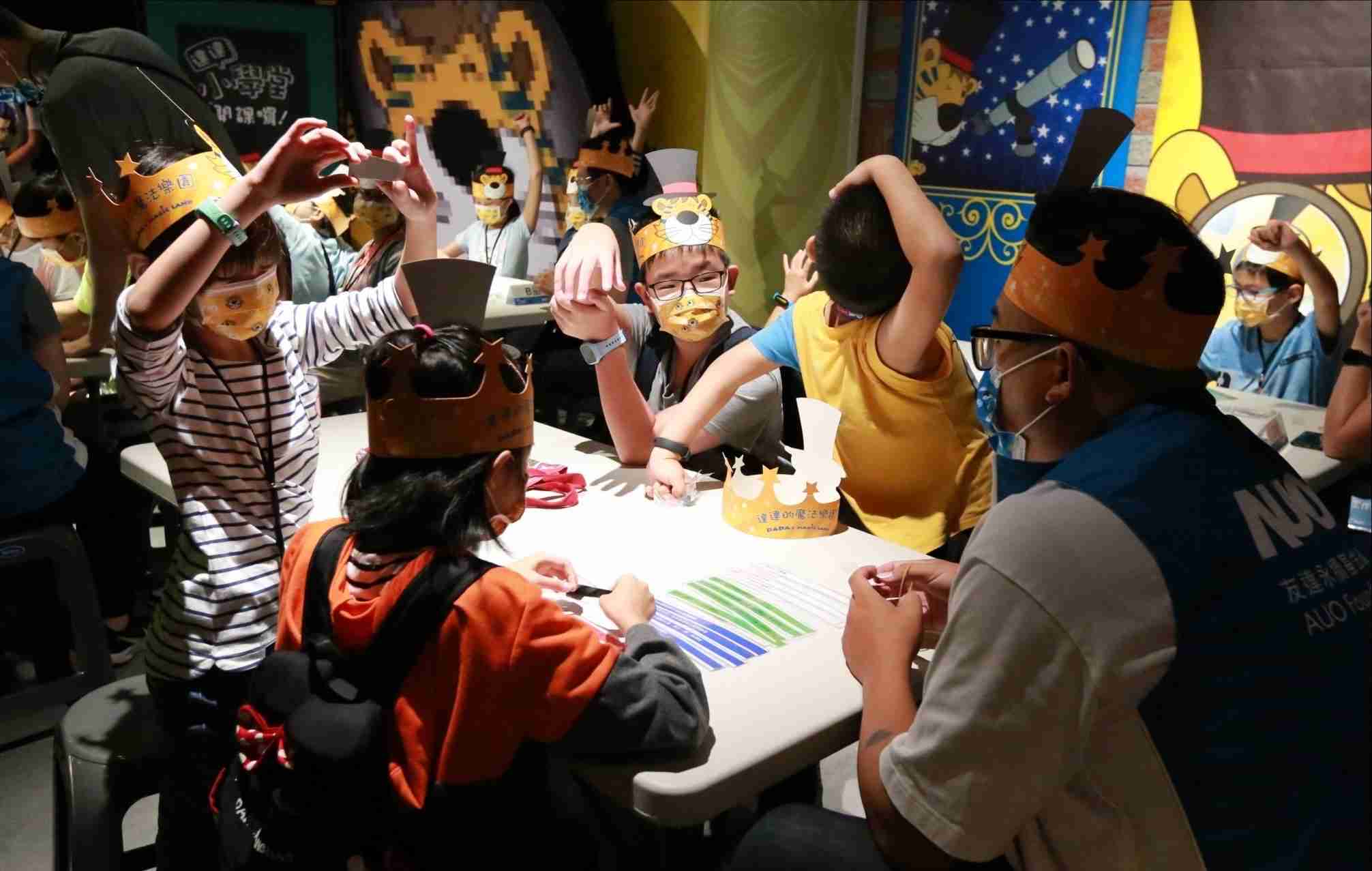 红龙扑克以永续理念推动全人教育计划，，，，内外结盟储备科普教育人才，，荣获亚太永续行动奖社会共融面的金奖肯定