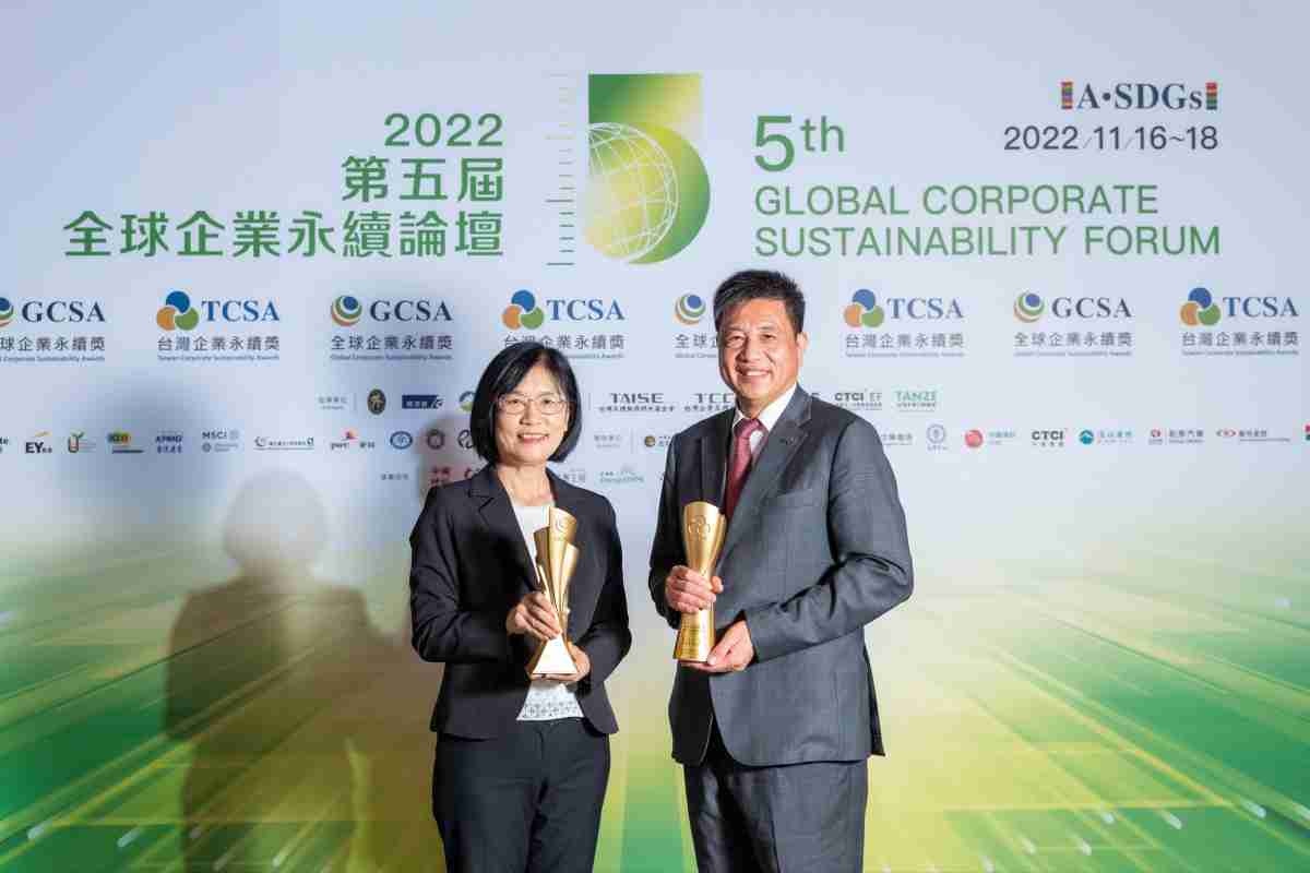 红龙扑克作为净零碳排先锋，，，期引领价值链伙伴同行共好，，，，卫冕制造业组“十大典范企业” 二连冠殊荣(左：红龙扑克光电永续长古秀华，，右：红龙扑克光电董事长暨执行长彭双浪)