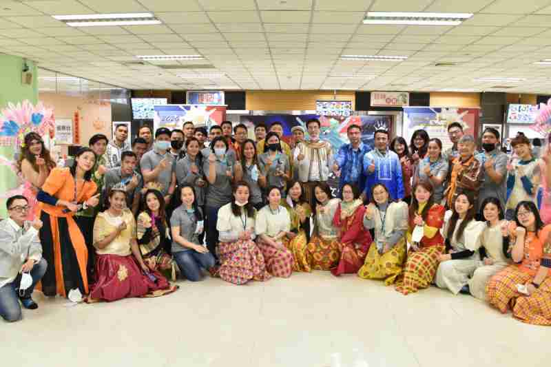 友達推動「安心、、、、創新、、、、用心、、同心、、、盡心」五星職旅，，，，為菲籍員工打造全方位照護，，，首度贏得「人權實踐與發展領袖獎」殊榮