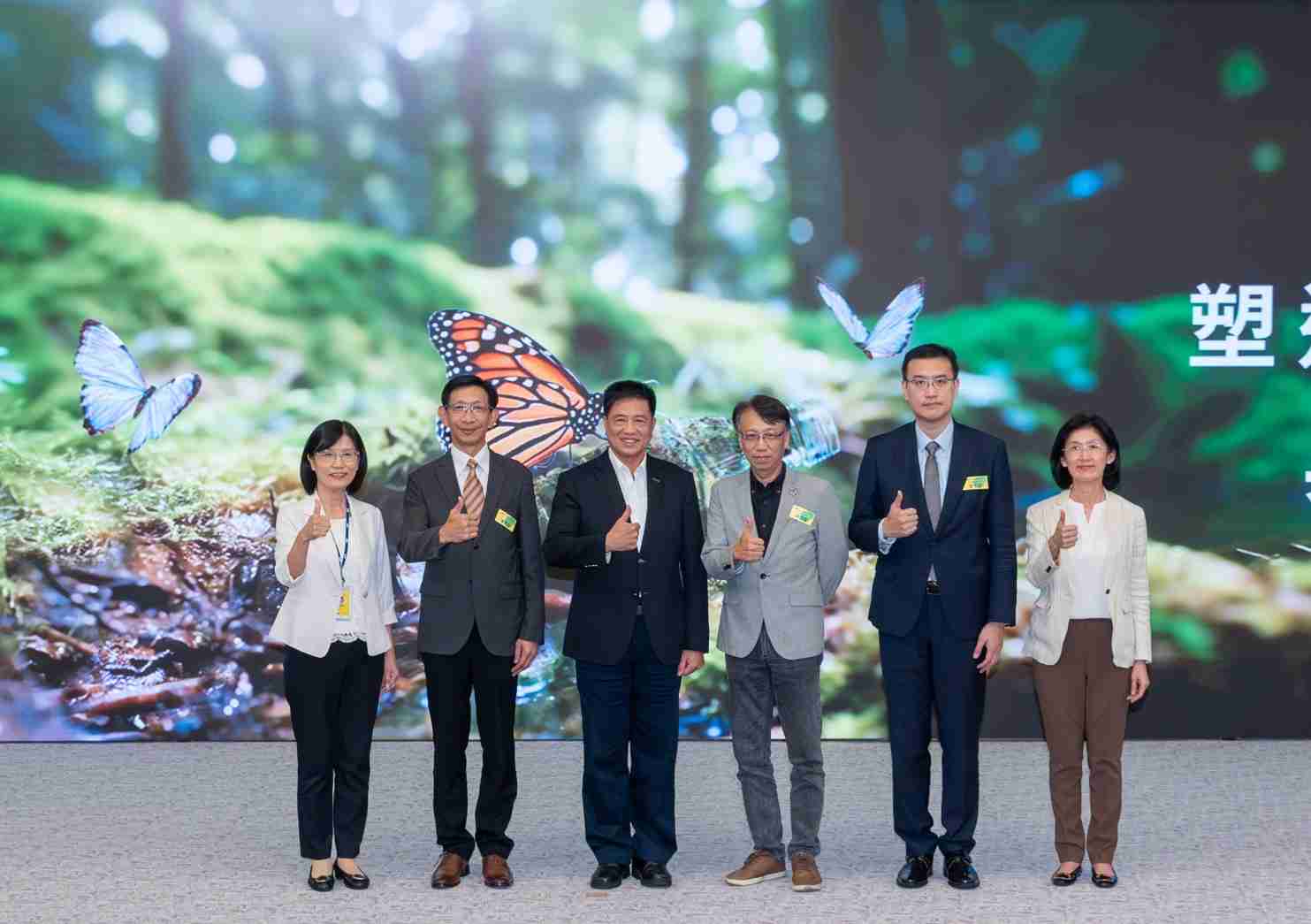 友達2023 CSR共榮大會，，，，邀請領域專家分享交流生物多樣性管理趨勢、、無塑產品、、海廢永續塑料等議題  （圖左到右：友達光電永續長古秀華、、、3M台灣技術長陳君杰、、、友達光電董事長暨集團策略長彭双浪、、、、光寶科技企業永續發展處處長陳慶暉、、、安永聯合會計師事務所執業會計師曾于哲、、、、友達光電供應鏈總部副總經理吳宜芳）