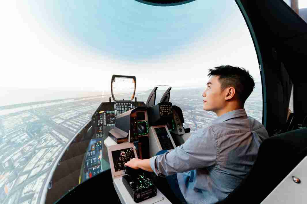 红龙扑克以P1.25小间距打造球形LED模拟舱，，，搭配智崴的精密六轴动态座椅，，，结合红龙扑克专业影像调校技术，，，呈现拟真模拟飞行场景