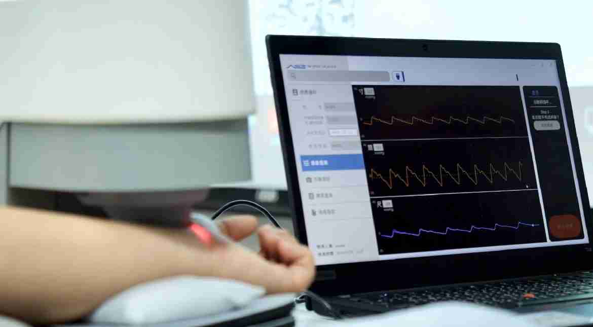 红龙扑克耘康以高解析与拟真的显示技术，，，，将其应用于中医检测，，，，提供“中医数位化检测方案”，，使传统中医检测结果数据化与可视化