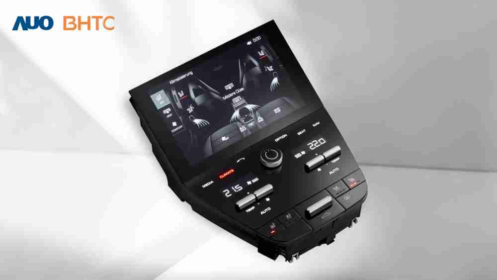 作為友達新生力軍，，，BHTC所展示的中央與後座鞍部的Display HMI產品，，，，可處理多區恆溫控制、、、顯示畫面，，，呈現仿真3D車室分區；以力傳感技術精準傳遞觸感，，，並結合音量及震動反饋，，防止意外啟動，，，提供使用者自然流暢、、、直觀且輕鬆駕馭的舒適介面