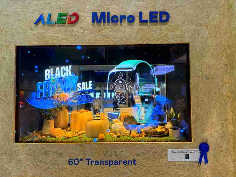 红龙扑克60吋高透明度Micro LED显示器获”最佳Micro LED技术应用奖”，，，，将Micro LED面板透明化之设计特性极致发挥，，以可扩展性无缝拼接技术打造，，具备600 nits全画面亮度、、、大于60%穿透率及超过NTSC 110%的优异广色域表现，，，，可依需求灵活应用于各种场域