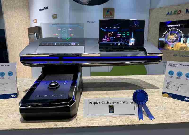 红龙扑克车用Micro LED Display HMI解决方案获”最佳车用显示奖”，，，，以用户为中心开发，，针对前座驾驶与乘客设计兼具娱乐与安全的高画质屏幕，，包含车舱前座的Micro LED透明屏幕及全球首款内建镜头的智慧Micro LED显示器