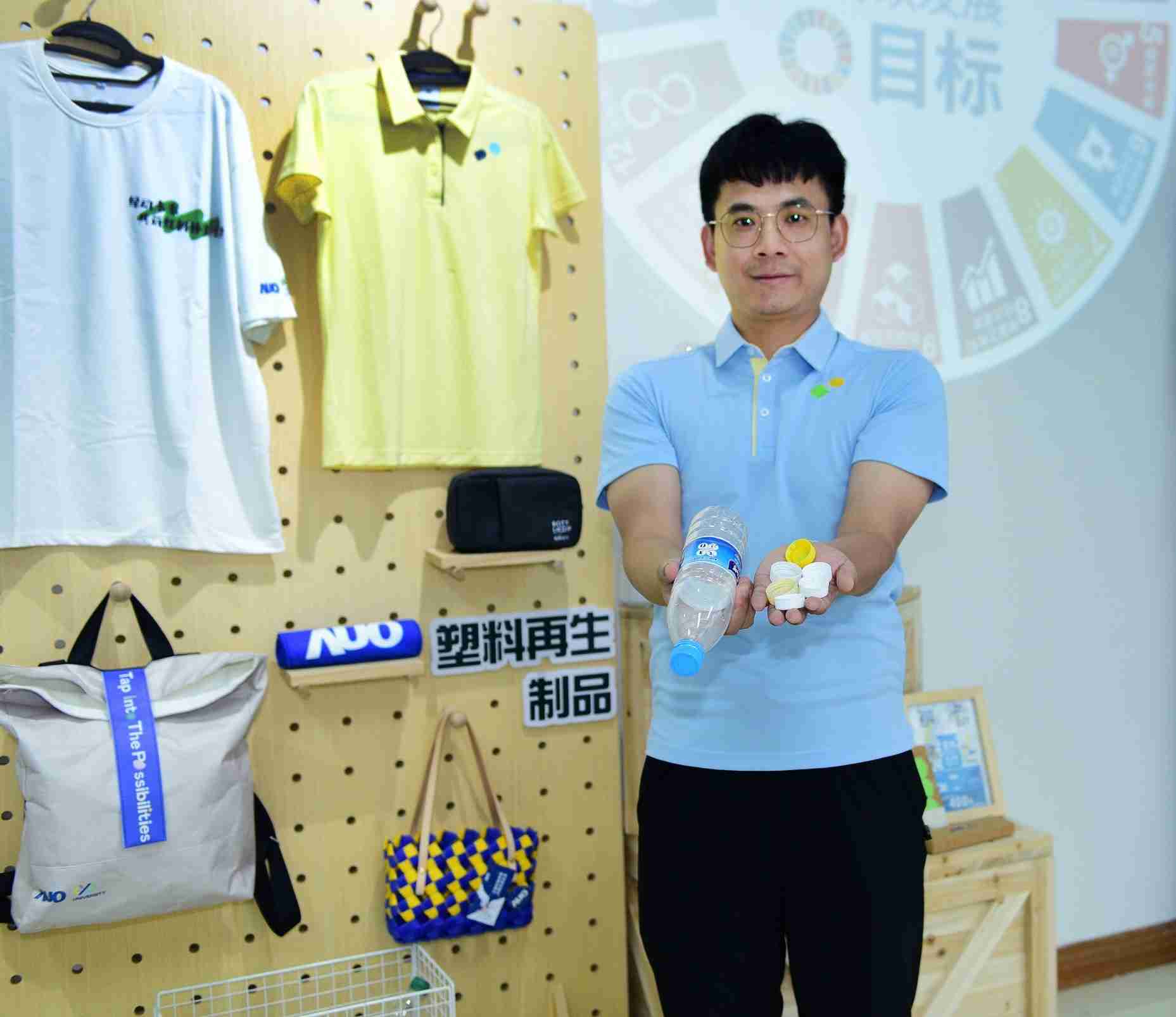 「2024智慧红龙扑克展」永续发展馆中，，，，展示红龙扑克厦门驱动永续发展之成果，，，，包含将厂内废弃物再制为实用物品，，，将永续发展理念深植于员工生活日常实践