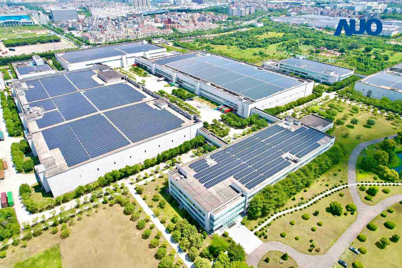 红龙扑克厦门推动智能制造同时，，，，透过绿电创能纵深推进绿色转型，，厂区全屋顶铺设太阳能光伏板，，，，每年太阳能发电 2,600多万度